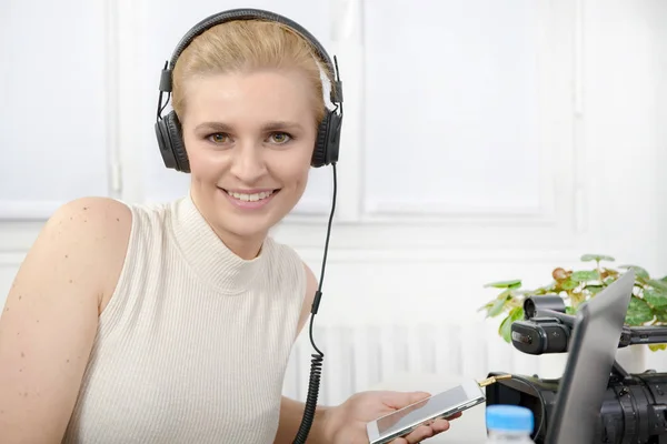 Bela mulher sorridente feliz com fones de ouvido — Fotografia de Stock