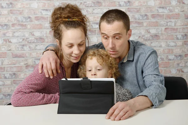 Šťastná rodina hraje s tabletovým počítačem — Stock fotografie