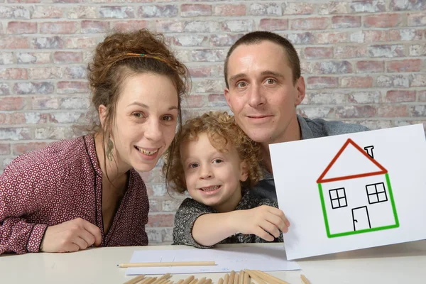 Gelukkig gezin, kind papier met het opstellen van huis houden — Stockfoto