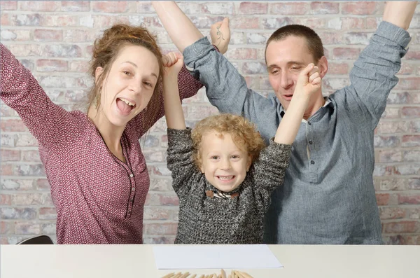 Familia feliz, madre, padre, niño en casa — Foto de Stock