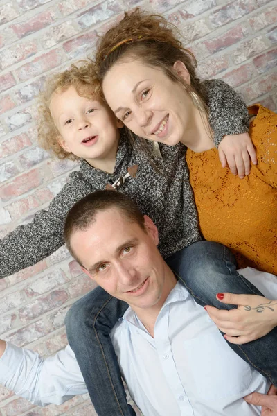 Feliz familia, madre, padre, niño — Foto de Stock