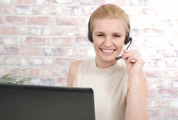 Bela mulher sorridente feliz no fone de ouvido — Fotografia de Stock