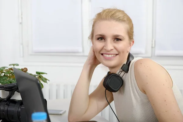 Piękna Młoda Blondynka kobieta ze słuchawkami — Zdjęcie stockowe
