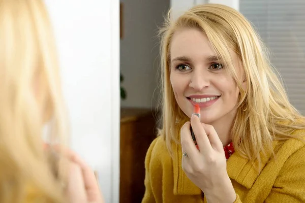 Belle femme blonde avec miroir mettant rouge à lèvres — Photo