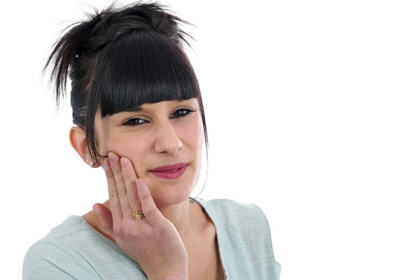 Junge Brünette mit Zahnschmerzen, auf weiß — Stockfoto