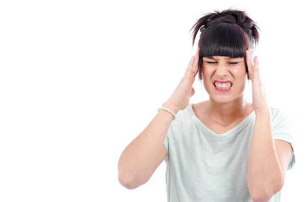 Joven hermosa mujer que tiene dolor de cabeza migraña, en blanco — Foto de Stock