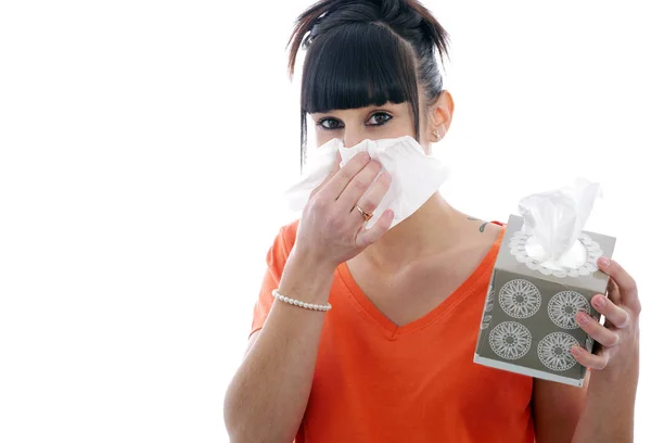 Enferma joven mujer sonándose la nariz en blanco —  Fotos de Stock