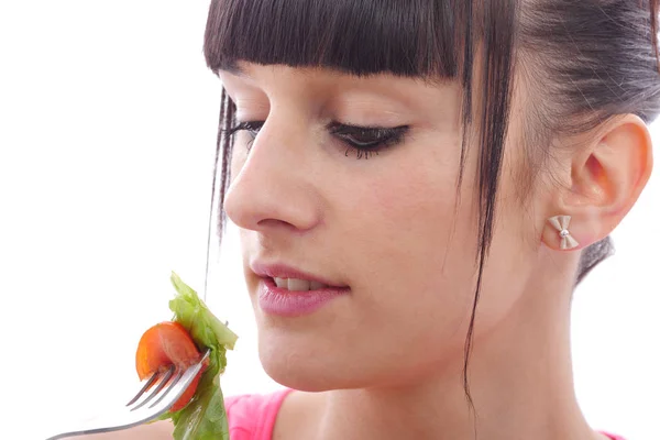 Giovane donna bruna mangia insalata, primo piano — Foto Stock