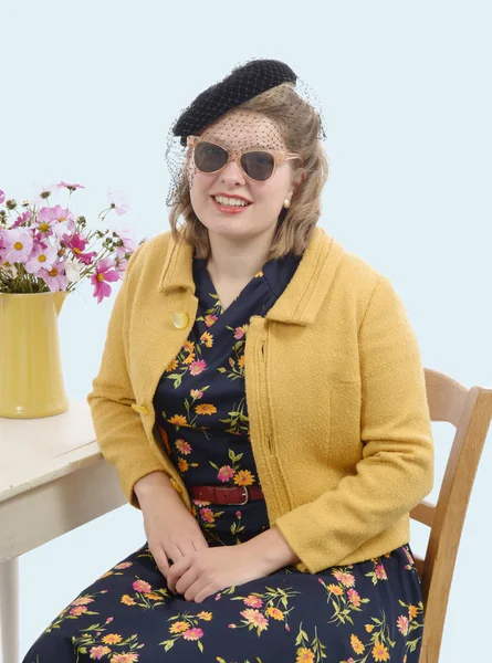 Mooie vrouw met vintage kleding en zonnebril — Stockfoto