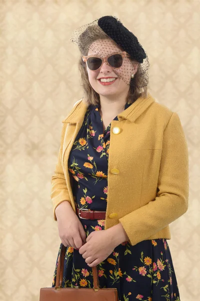 Hübsche Frau mit Kleidung und Sonnenbrille 1940 — Stockfoto