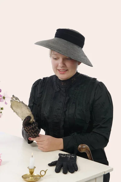 Giovane donna in costume vintage del 1900 — Foto Stock