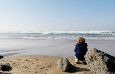 küçük çocuk okyanusa bakarak