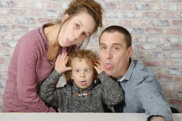 Feliz familia, madre, padre, niño — Foto de Stock