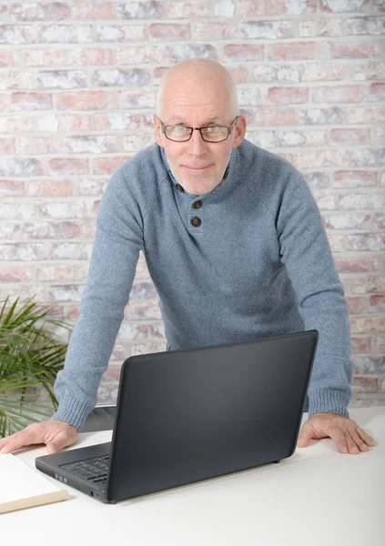 英俊的成熟男人，使用笔记本电脑的肖像 — 图库照片