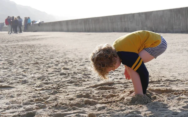 Petit garçon jouant dans le sable — Photo