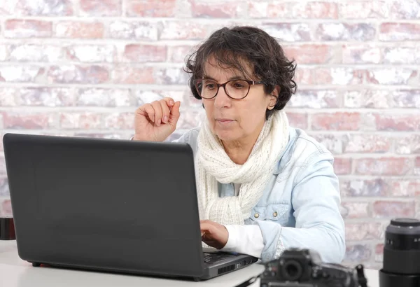 Érett nő használ laptop portréja — Stock Fotó