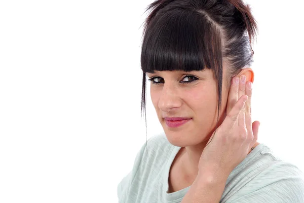 Brünette mit Ohrenschmerzen auf weißem Hintergrund — Stockfoto