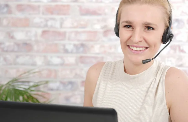 Hermosa sonriente feliz mujer en auriculares — Foto de Stock