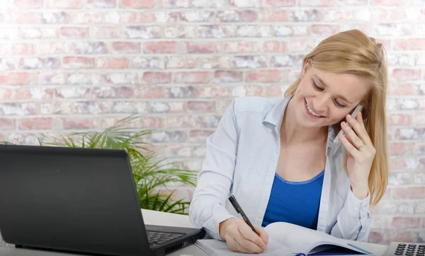 Mooie jonge zakenvrouw praten over telefoon — Stockfoto