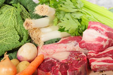 Sığır eti ve sebze pot-au-feu hazırlanması için