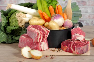 Sığır eti ve sebze pot-au-feu hazırlanması için