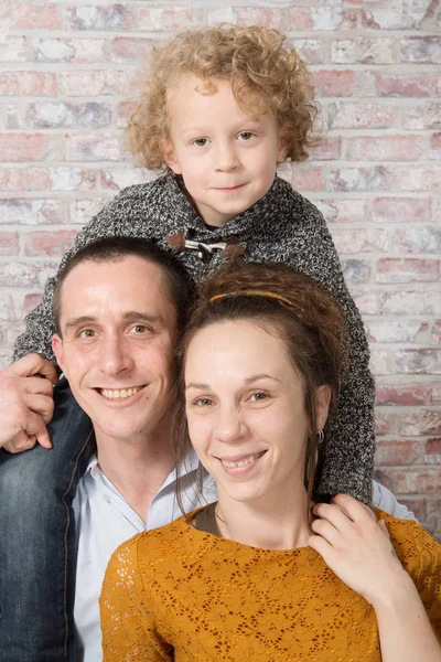 Familia feliz, madre, padre, niño en casa — Foto de Stock