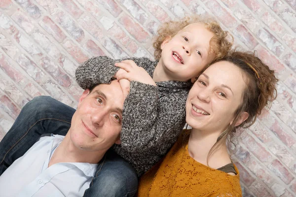 Familia feliz, madre, padre, niño en casa — Foto de Stock