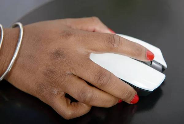 Mano di una giovane donna africana con il mouse — Foto Stock