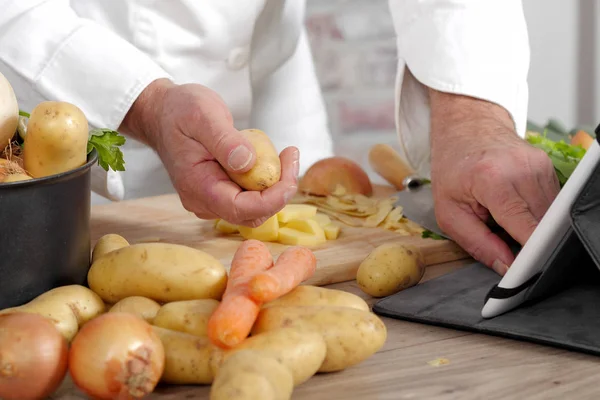 Detail van handen van chef-kok met behulp van Tablet PC voor het koken — Stockfoto