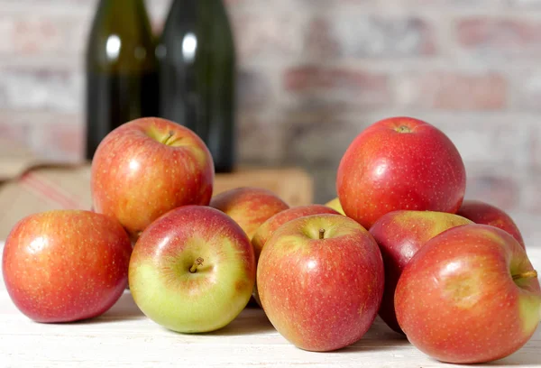 Kilka jabłek świeży żniwa — Zdjęcie stockowe