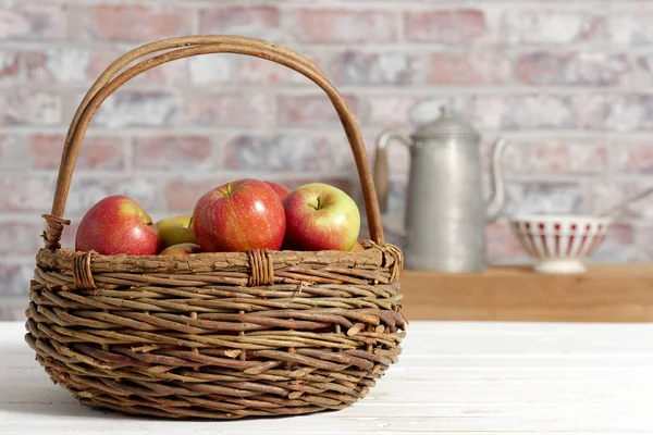 Cesto con belle mele — Foto Stock