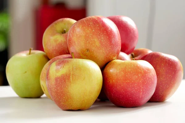 Massa röda äpplen färska skörden — Stockfoto