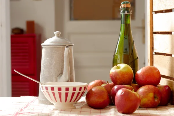 Botella de sidra con manzanas frescas — Foto de Stock