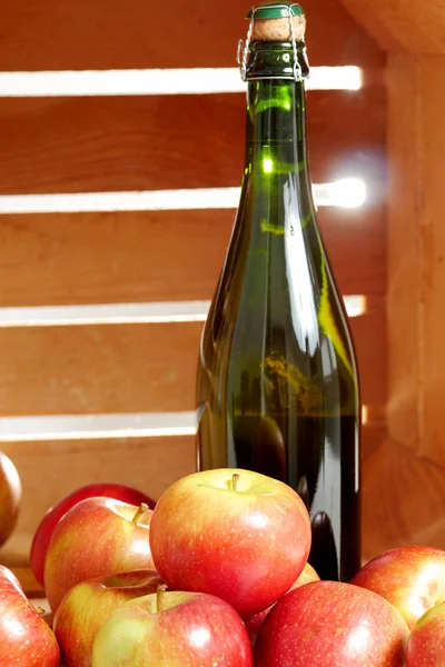 Bottiglia di sidro con mele fresche — Foto Stock