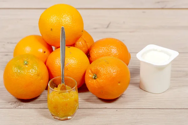 Pozdní snídaně pomerančů a marmeládou — Stock fotografie