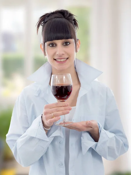 若い女性が飲む赤ワインのガラス — ストック写真