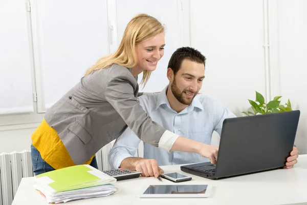 Aantrekkelijke man en vrouw bedrijf met behulp van laptopcomputer — Stockfoto