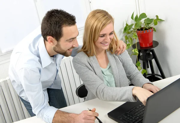 Houkutteleva mies ja nainen liiketoiminnan kannettavan tietokoneen — kuvapankkivalokuva