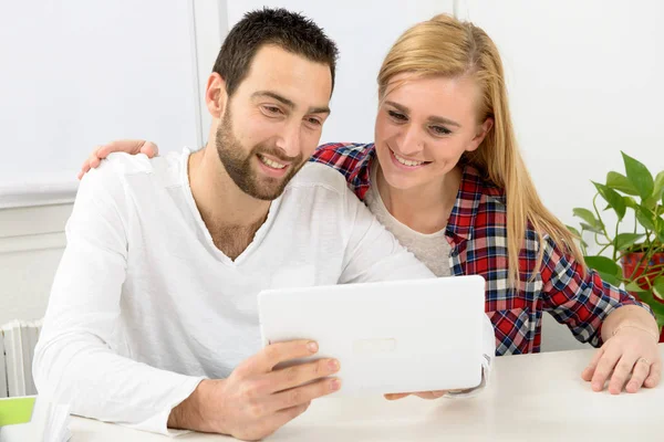 Gelukkig jong stel met behulp van digitale tablet — Stockfoto