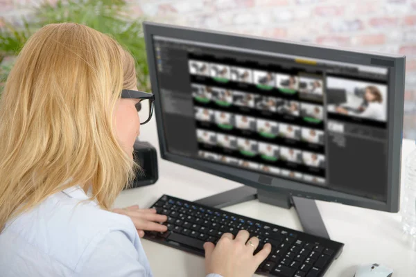 Portret van een vrouw die met een computer werkt — Stockfoto