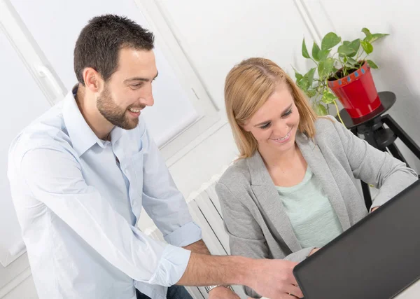 Attraente uomo e donna business utilizzando computer portatile — Foto Stock