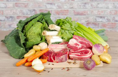 Sığır eti ve sebze pot-au-feu hazırlanması için