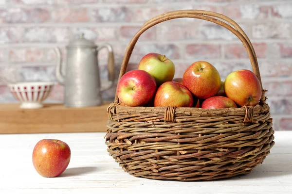 Корзина с красивыми яблоками — стоковое фото