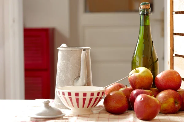 Botella de sidra con manzanas frescas — Foto de Stock