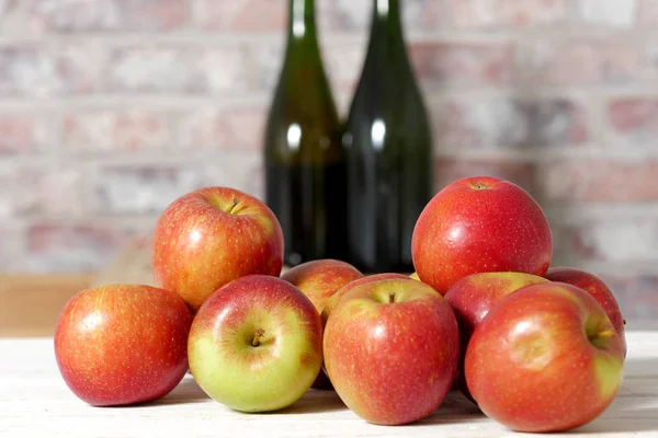 Racimo de manzanas rojas cosecha fresca —  Fotos de Stock