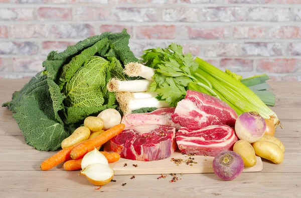 Sığır eti ve sebze pot-au-feu hazırlanması için