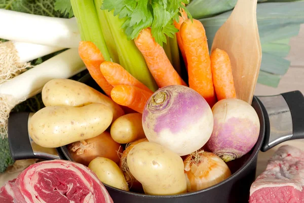 Boeuf et légumes pour la préparation du pot-au-feu — Photo