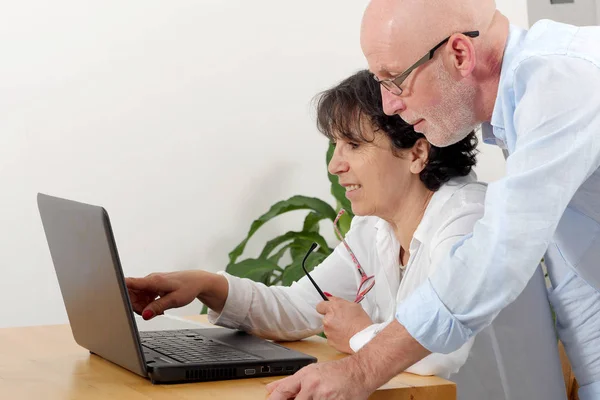 Boldog idősebb pár használ laptop — Stock Fotó