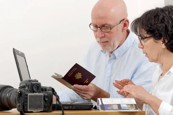 Casal sênior preparando viagem de férias com passaporte — Fotografia de Stock