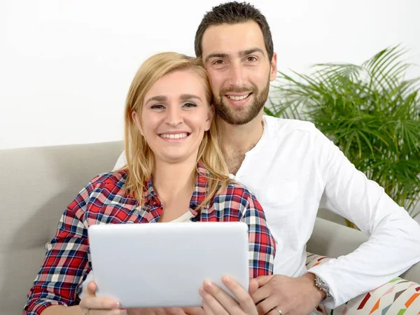 Lyckligt ungt par med digital surfplatta — Stockfoto